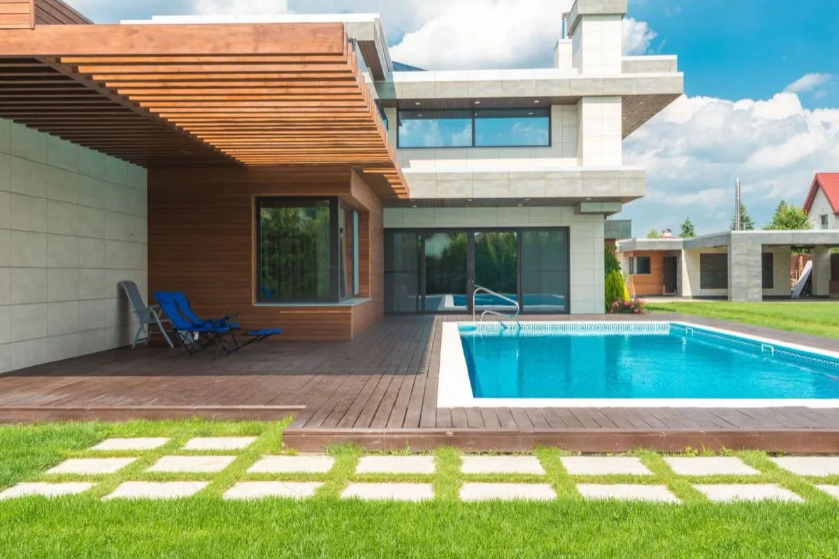 Inground fiberglass and gunite swimming pools in Long Beach, CA